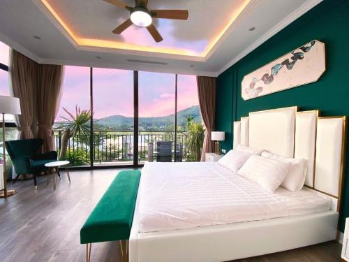 Postel nebo postele na pokoji v ubytování Venus Flamigo Resort- Amazing, Đại Lải
