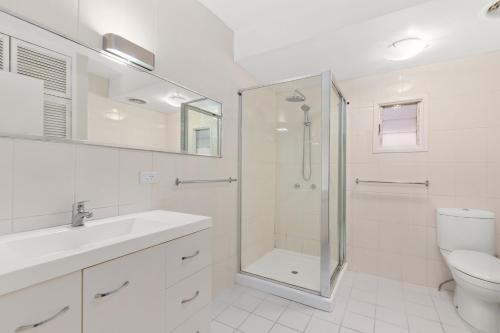 a bathroom with a shower and a sink and a toilet at KOZYGURU ALBION CHARMING HOUSE WITH 3 BEDROOM PARKING -QAL035 in Brisbane