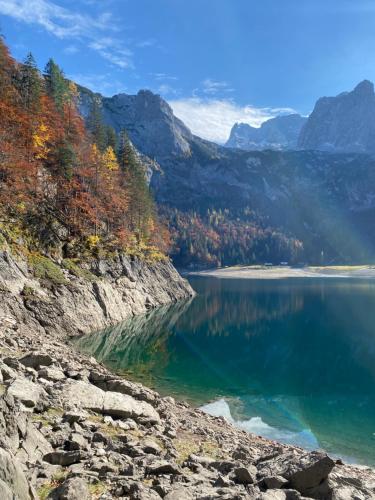 a view of a lake in the mountains at Das Almsternderl - gemütliche Wohnung in Gosau in Gosau