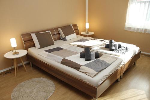 1 cama grande en una habitación con 2 lámparas. en Pension Breite, en Basilea