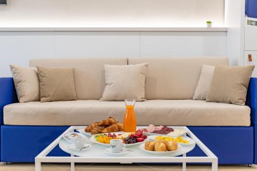 un tavolino con vassoio di cibo su un divano di La Botte a Giurdignano