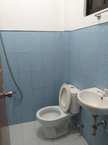 ein Bad mit einem WC und einem Waschbecken in der Unterkunft BALAY TURISTA TRANSIENT HOUSE in Alaminos