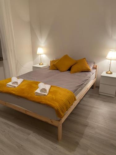 - une chambre avec un lit et 2 serviettes dans l'établissement Zielony Domek, à Dwikozy