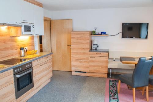 Kuchyň nebo kuchyňský kout v ubytování Apart Sonnenheim Kappl