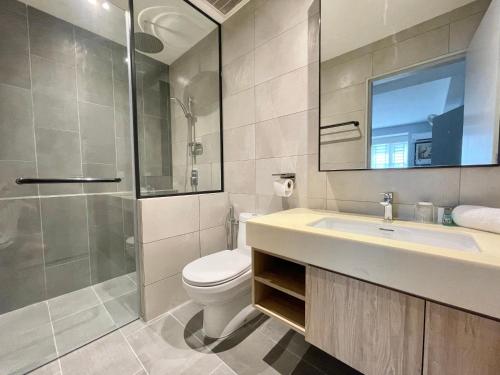 uma casa de banho com um WC, um lavatório e um chuveiro em LV Modern Suite Langkawi by Zervin em Kuah