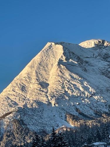 アパートメントから撮影された、または一般的な山の景色