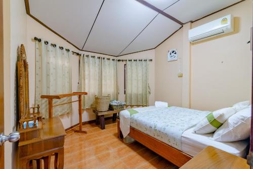 เตียงในห้องที่ Bangsaphan Paradise Green House