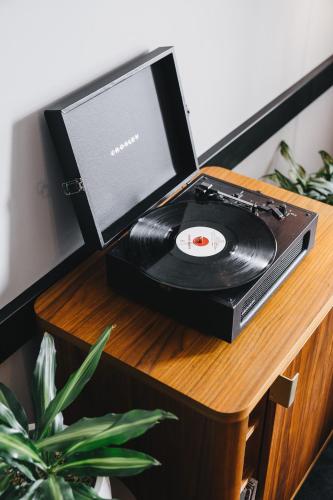 a record player sitting on top of a wooden table at Hotel Gilbert in Vienna