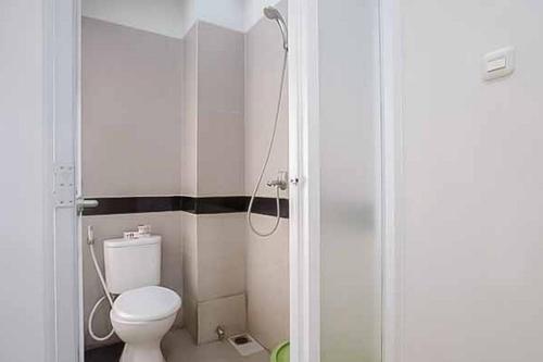 mała łazienka z toaletą i prysznicem w obiekcie RedDoorz Plus near Palembang Airport 3 w mieście Palembang