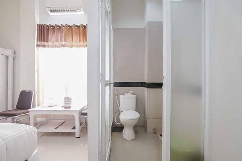 Koupelna v ubytování RedDoorz Plus near Palembang Airport 3