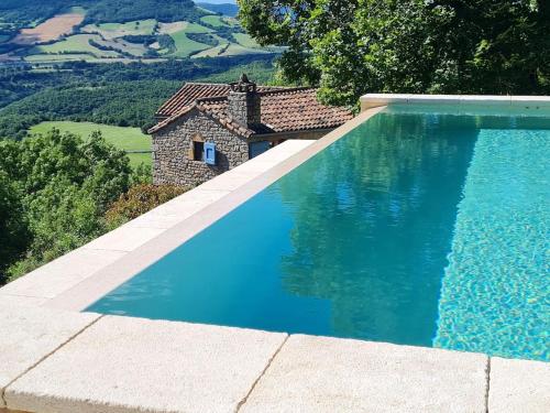 The swimming pool at or close to Villa d'une chambre avec piscine privee jacuzzi et jardin amenage a Saint Georges de Luzencon