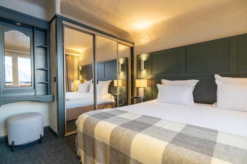 Кровать или кровати в номере Grand Hôtel Courchevel 1850