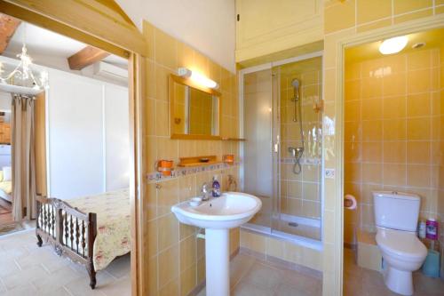 a bathroom with a sink and a shower and a toilet at Maison de caractère à Ceyreste - Terrasse et jardin clôturé in Ceyreste