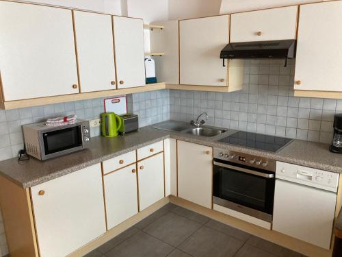 Una cocina o cocineta en Garni Apart Wallamotta Silvretta Card Premium Betrieb