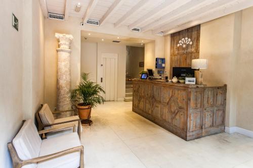 una hall con reception e sedie di Hotel Boutique Elvira Plaza a Siviglia