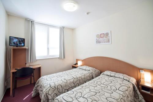 a hotel room with two beds and a window at CEU Konferencia Központ in Budapest