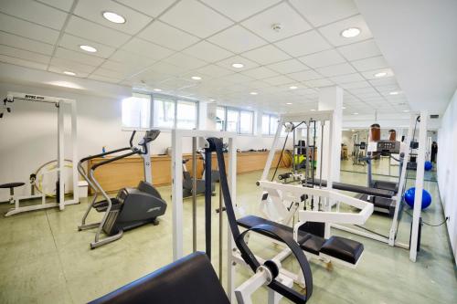 The fitness centre and/or fitness facilities at CEU Konferencia Központ