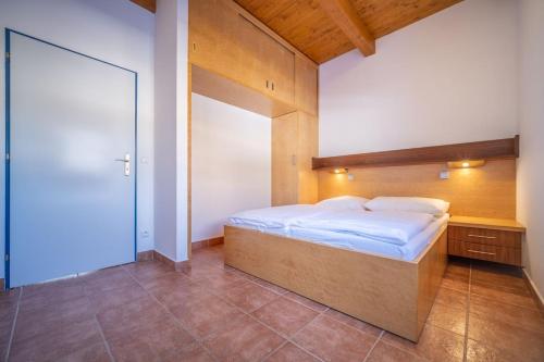 Un pat sau paturi într-o cameră la Apartment Doky D8 - Lipno Home