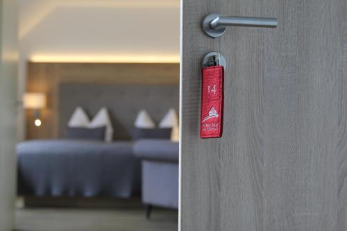 a red tag on a door with a bedroom at Alter Hof am Elbdeich in Unbesandten