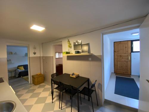 Una cocina y un comedor con mesa y sillas. en Mountain Heaven Apartment, en Kolašin