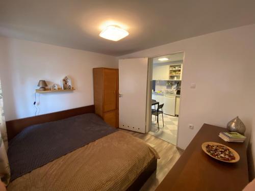 Un dormitorio con una cama y una mesa con un plato. en Mountain Heaven Apartment, en Kolašin