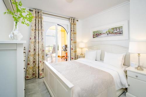 A bed or beds in a room at SAA2- comfortable apartment Puerto banus
