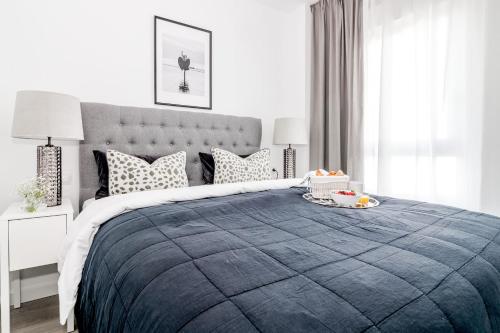 マルベーリャにあるALB205- Casa Albatross I by Roomservicesのベッドルーム1室(大型ベッド1台、青い毛布付)