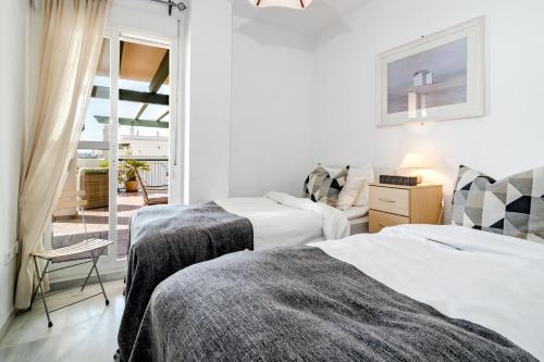 Cama o camas de una habitación en LCR4- Large 3 bed apt close to beaches