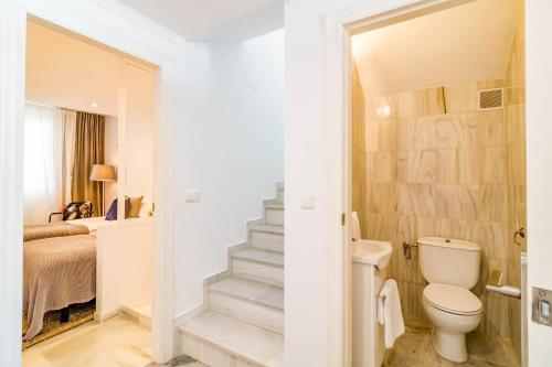 La salle de bains est pourvue de toilettes et d'un escalier. dans l'établissement ELD2- Penthouse Puerto Banus, à Marbella