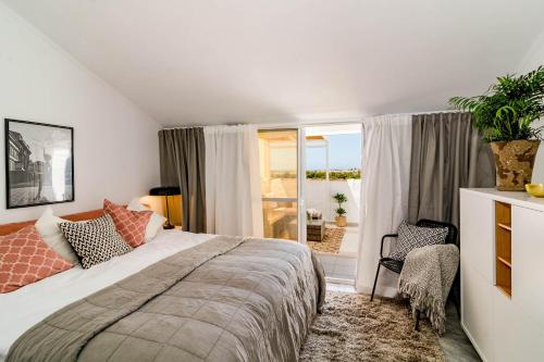 - une chambre avec un grand lit et un balcon dans l'établissement ELD2- Penthouse Puerto Banus, à Marbella
