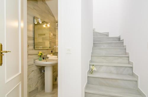 una escalera en un baño con lavabo y espejo en ELD1-Stunning 2 Bedroom Penthouse in Puerto B, en Marbella