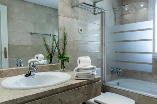 a bathroom with a sink and a toilet and a tub at DN11-2 bedroom apartment close to Puerto Banus in Marbella