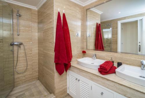 y baño con lavabo, ducha y espejo. en HB Comfortable Beachfront Holiday Apartment, en Estepona