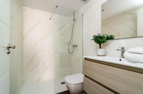 Kúpeľňa v ubytovaní DJA- Modern 2 bedroom apartment close to beach