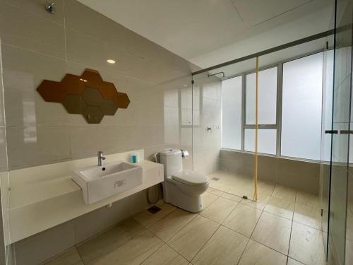a bathroom with a toilet and a sink at Sky Bungalow NIlai by James NEARBY KLIA, KLIA 2, CYBERJAYA, PUTRAJAYA in Nilai
