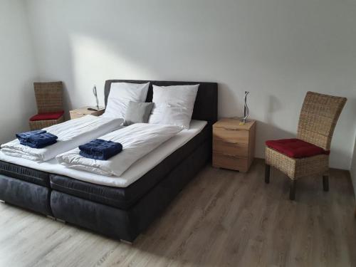 - une chambre avec un lit et 2 serviettes bleues dans l'établissement Ferienhaus Trudi, à Winterberg