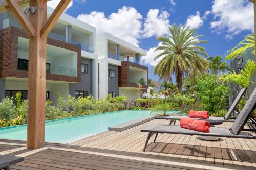 uma imagem de uma villa com piscina em Nautilya Apartment by LOV em Pointe aux Cannoniers