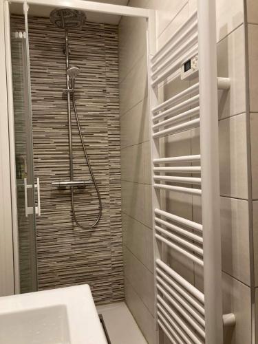une salle de bain avec douche et lavabo dans l'établissement MyHome - Génépis 36 - Super T4 8 pax skis aux pieds - Val Claret, à Tignes