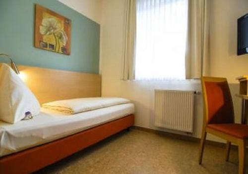 Una cama o camas en una habitación de Hotel Petul An der Zeche