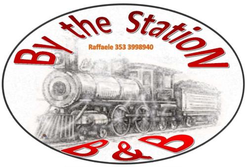 una pegatina de tren con una foto de un tren en B&B By the Station, en Battipaglia