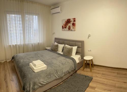 Osokorky Delux Apartment tesisinde bir odada yatak veya yataklar