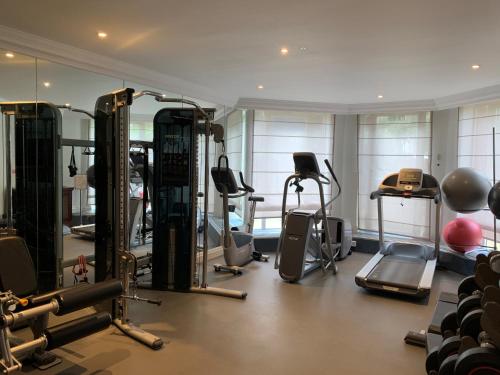 The fitness center and/or fitness facilities at Cheval Thorney Court at Hyde Park