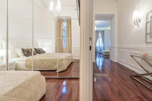 een kamer met 2 bedden en een spiegel bij Music Academy Bedroom Suite Café Vian Apartman Kft in Boedapest