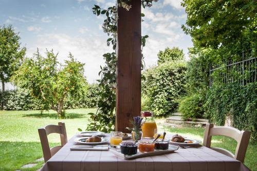 una mesa con comida y zumo de naranja. en Country House Poggio Fiorito, en Asís