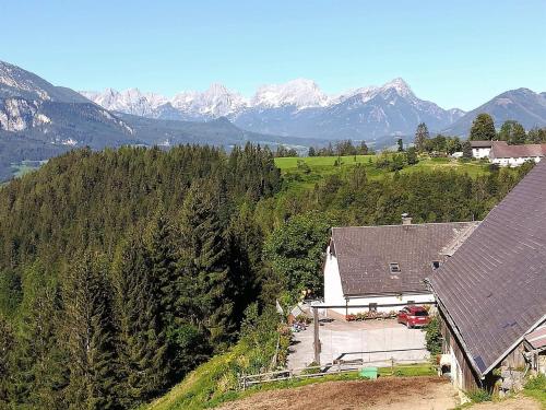 una vista aérea de una casa con montañas en el fondo en Familienbauernhof Imitz, Ferienwohnung en Spital am Pyhrn