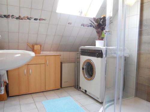 a bathroom with a washing machine and a sink at Familienbauernhof Imitz, Ferienwohnung in Spital am Pyhrn