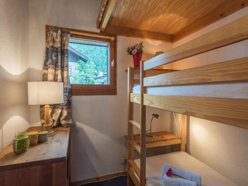 シャモニー・モンブランにあるAppartement Chamonix-Mont-Blanc, 2 pièces, 4 personnes - FR-1-517-26の二段ベッド2台、デスクが備わる客室です。
