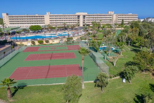 an overhead view of tennis courts in a resort at Hotel Club Cala Romani in Calas de Mallorca
