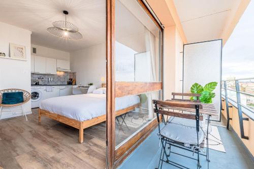 une chambre avec un lit et un miroir dans l'établissement L'Horizon, à Metz