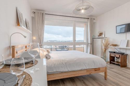 - une chambre avec un lit et une table avec des verres à vin dans l'établissement L'Horizon, à Metz